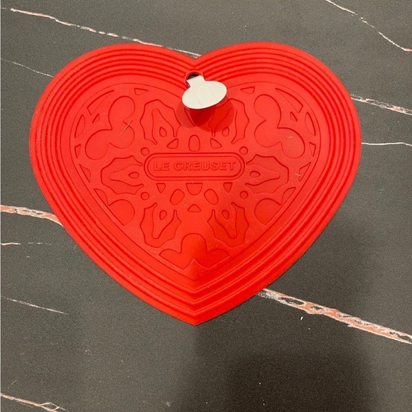 Le Creuset Heart Silicone Trivet - Picture 2 of 2